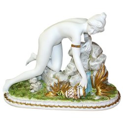 Статуэтка из фарфора Обнаженная девушка у фонтана