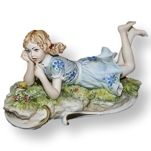 Статуэтка из фарфора Девочка с бабочкой