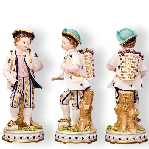 Скульптура из фарфора Мальчик с корзиной в белой курточке 