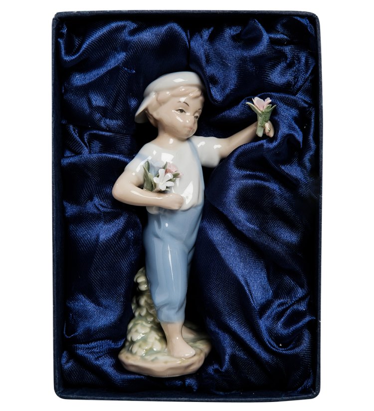 Статуэтка из фарфора Мальчик Юный садовник Pavone JP-45/30, фотография в коробочке