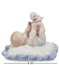 Фигурка мальчика из фарфора Утренняя зарядка