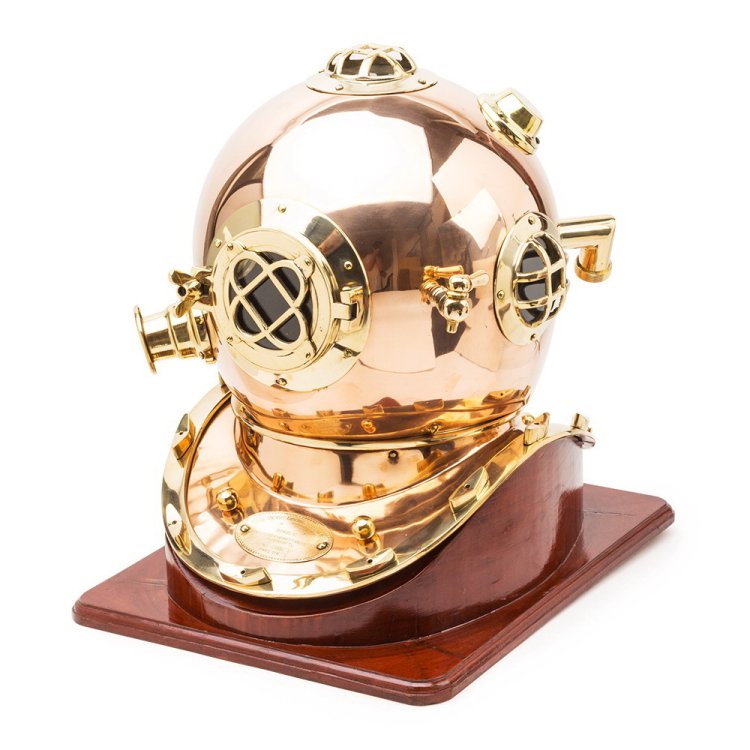 Водолазный шлем в натуральную величину на подставке, фотография сбоку