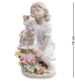 Статуэтка из фарфора Девочка сидит рядом с собачкой