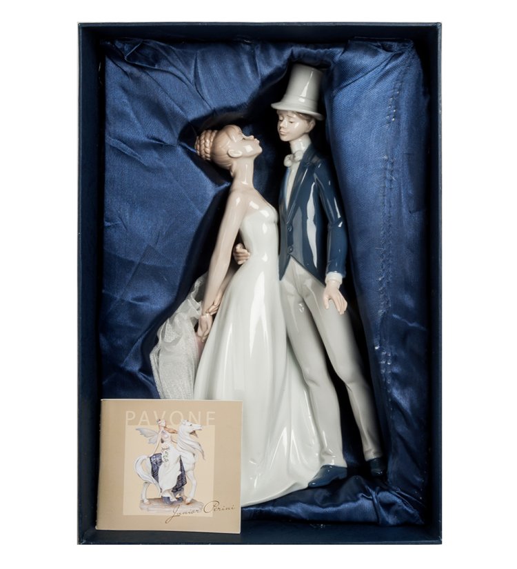 Статуэтка из фарфора Молодожены, жених во фраке Pavone JP-15/33, фотография в упаковке