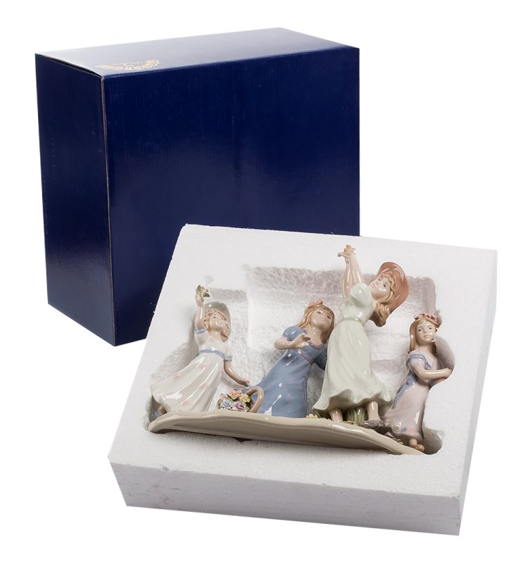 Статуэтка из керамики Подружки на прогулке Pavone CMS-20/28, фотография в упаковке