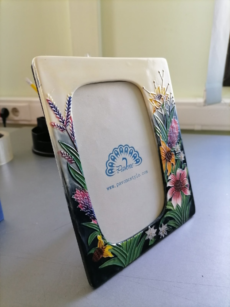 Фоторамка из фарфора Поляна цветов Pavone JP-95/20, фото со склада вид профиль