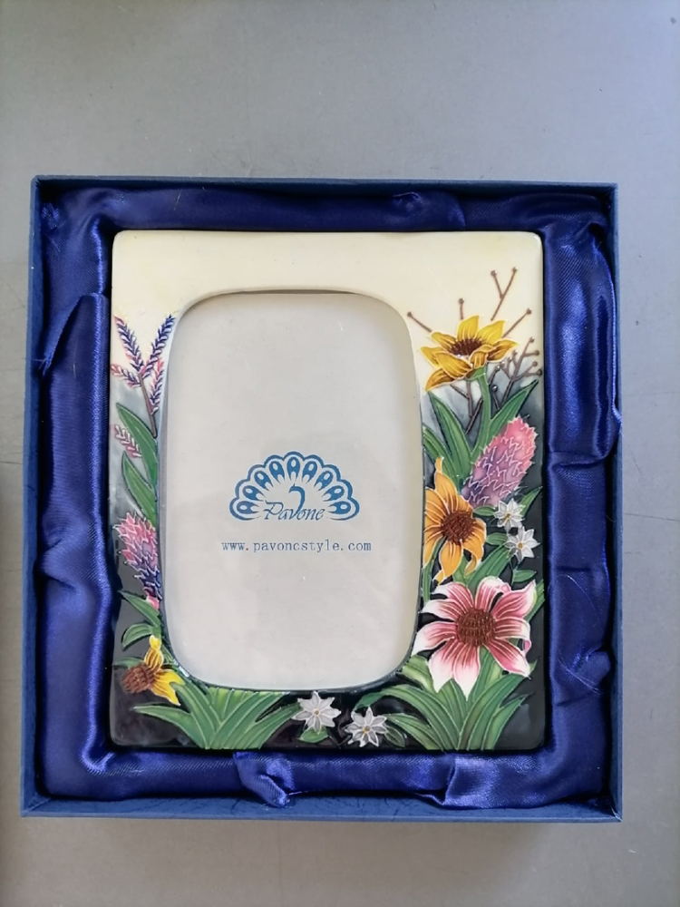 Фоторамка из фарфора Поляна цветов Pavone JP-95/20, фото со склада упаковочный вид