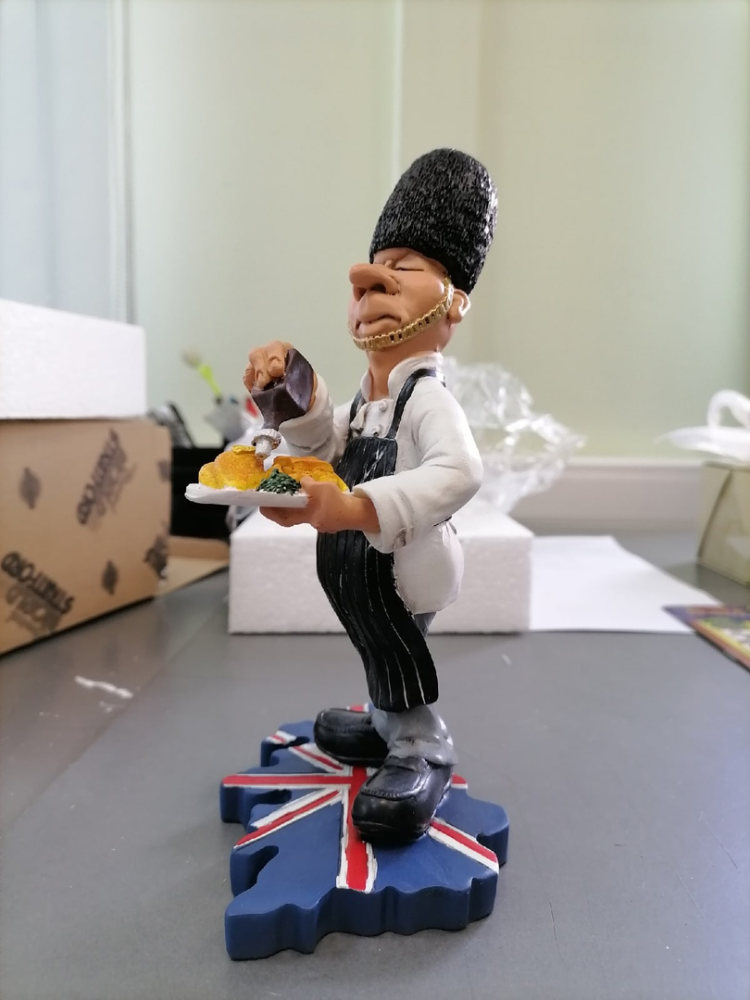 Фигурка Шеф-повар Англия The Comical World of Stratford RV-383, фото со склада вид со стороны