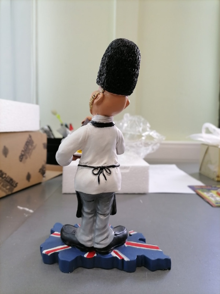 Фигурка Шеф-повар Англия The Comical World of Stratford RV-383, фото со склада оборотная сторона