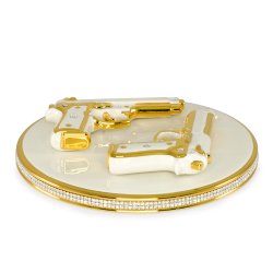 Тарелка с двумя Пистолетами Swarovski коллекция Pistolleto