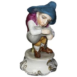 Статуэтка из фарфора Гном с волынкой