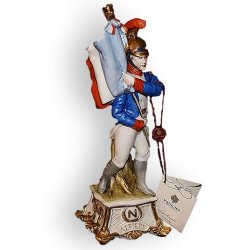 Статуэтка из фарфора Знаменосец
