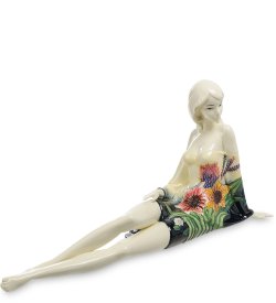 Статуэтка из фарфора Девушка в платье с цветами сидит