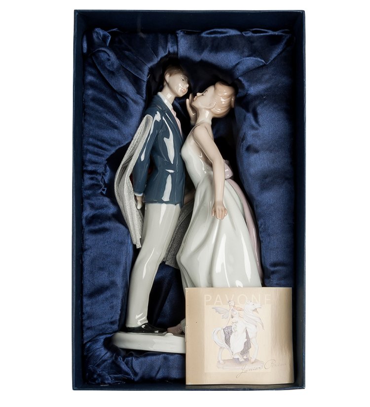 Статуэтка из фарфора Молодожены Первый поцелуй Pavone JP-15/34, фотография в упаковке