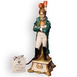 Статуэтка из фарфора Карабинер