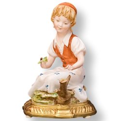 Статуэтка из фарфора Девушка с ягодами