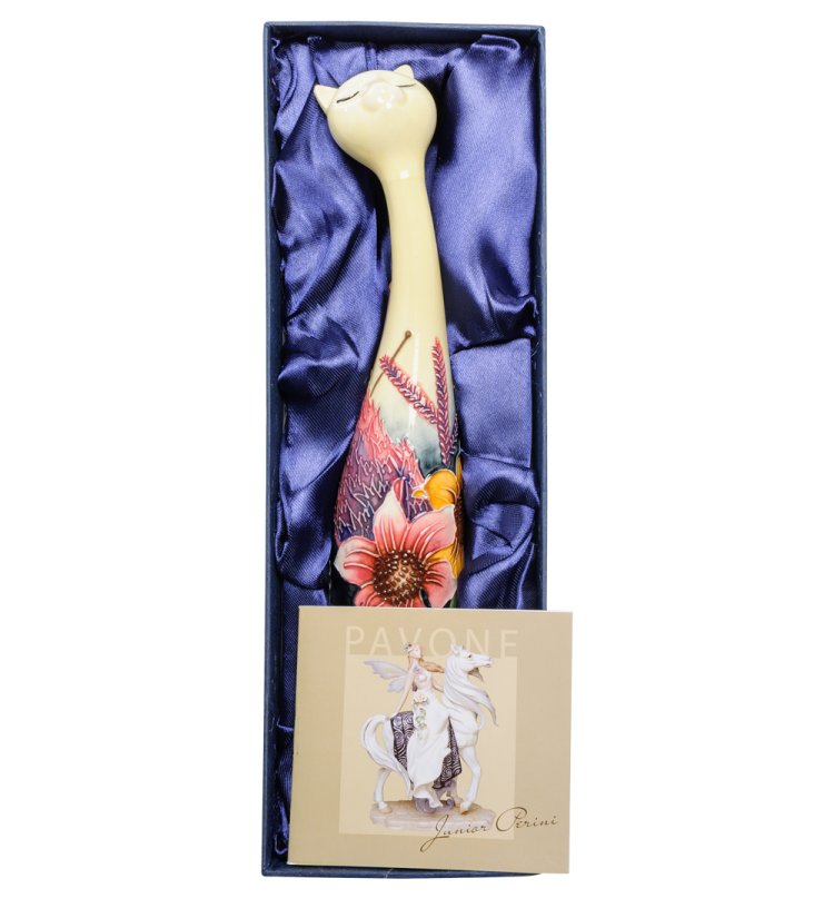 Статуэтка из фарфора Гордая Кошка расписная цветами Pavone JP-95/ 13, фотография в упаковке