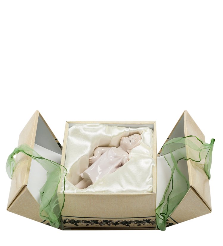 Статуэтка из фарфора Девочка в маминых туфлях Pavone JP-29/ 14, фотография упаковки