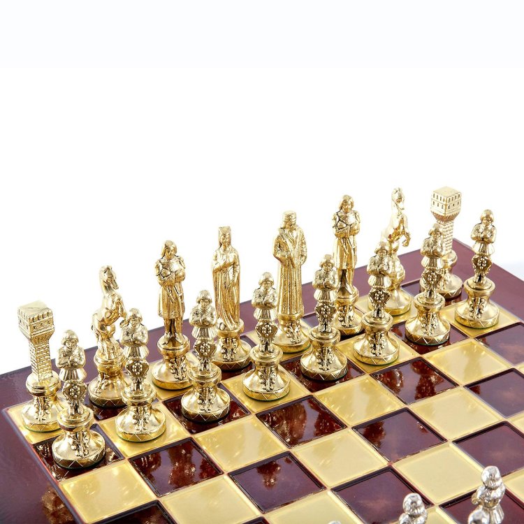 Шахматы Ренессанс, красная доска Manopoulos MP-S-9-36-RED, фотография золотых фигур на доске