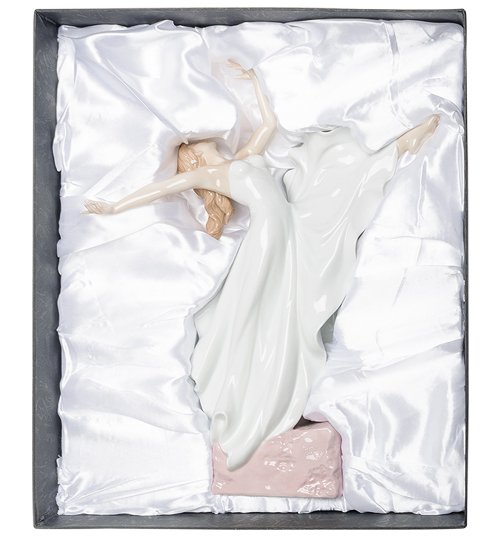 Статуэтка из фарфора Девушка в полете танца Pavone VS- 02, упаковочный вид