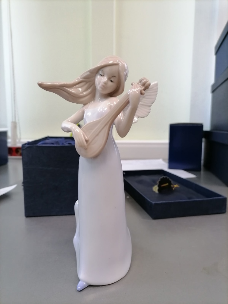 Статуэтка из фарфора Девушка ангел с гитарой Pavone JP-16 /2, фото со склада портретный вид