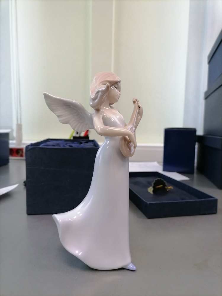 Статуэтка из фарфора Девушка ангел с гитарой Pavone JP-16 /2, фото со склада вид со стороны