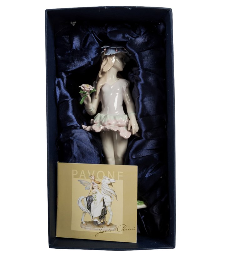 Статуэтка из фарфора Девушка Ангел в цветочной панаме Pavone JP-22/ 17, фотография в упаковке