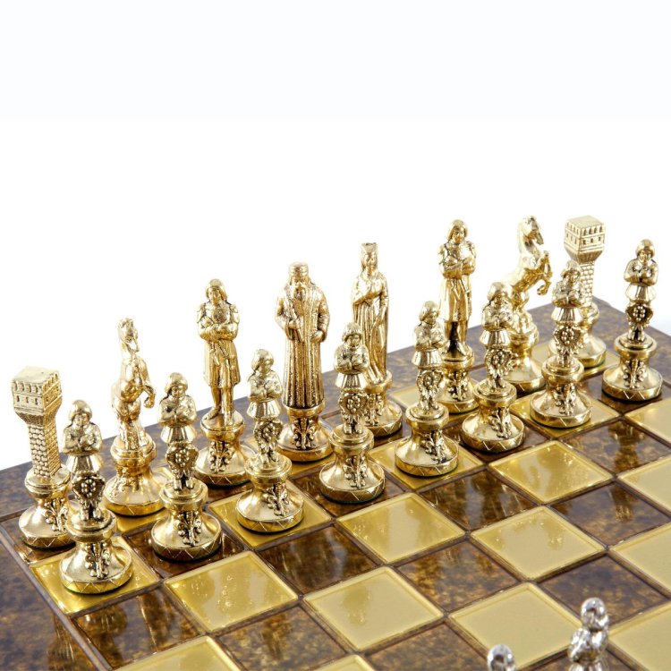 Шахматы Ренессанс, коричневая доска Manopoulos MP-S-9-36-BRO, фотография золотых фигур на шахматной доске