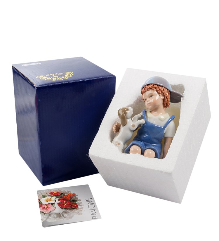 Статуэтка из фарфора Мальчик в кепке с собачкой Pavone CMS-12/14, фотография в коробочке