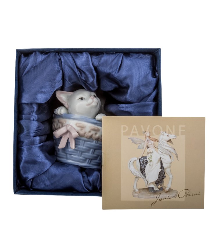 Статуэтка из фарфора Белый Котенок в корзине с цветами Pavone CMS-31/27, фотография в упаковке