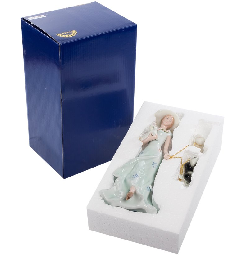 Статуэтка из керамики Дама в шляпке с тремя собачками Pavone CMS-32/ 6, фотография в упаковке