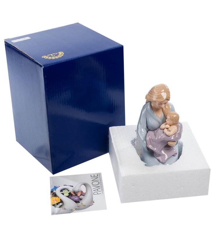 Статуэтка из керамики Женщина с ребенком на руках Pavone CMS-27/20, фотография в упаковке