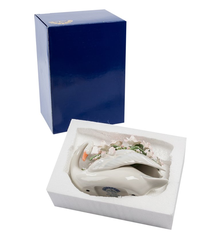 Статуэтка из керамики Лебедь с цветами Pavone CMS-10/32, фотография в упаковке
