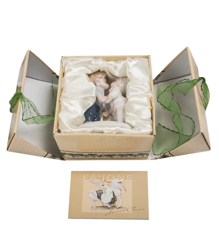 Фарфоровая статуэтка Первый поцелуй Pavone JP-42/16, фотография в упаковке