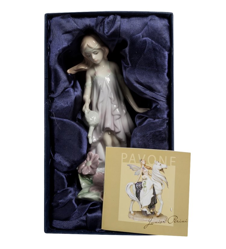 Статуэтка из фарфора Девушка Ангел с лейкой Pavone JP-22/ 18, фотография в упаковке