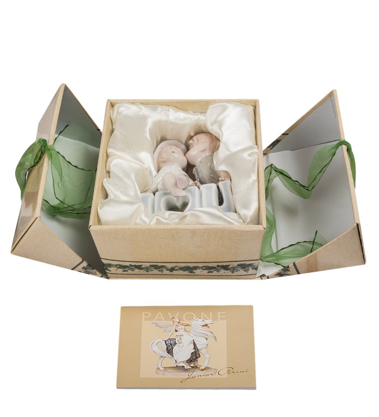 Фигурка из фарфора Признание в любви Pavone JP-42/17, фотография в упаковке