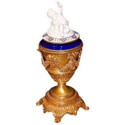 Декоративный кубок из фарфора Победа