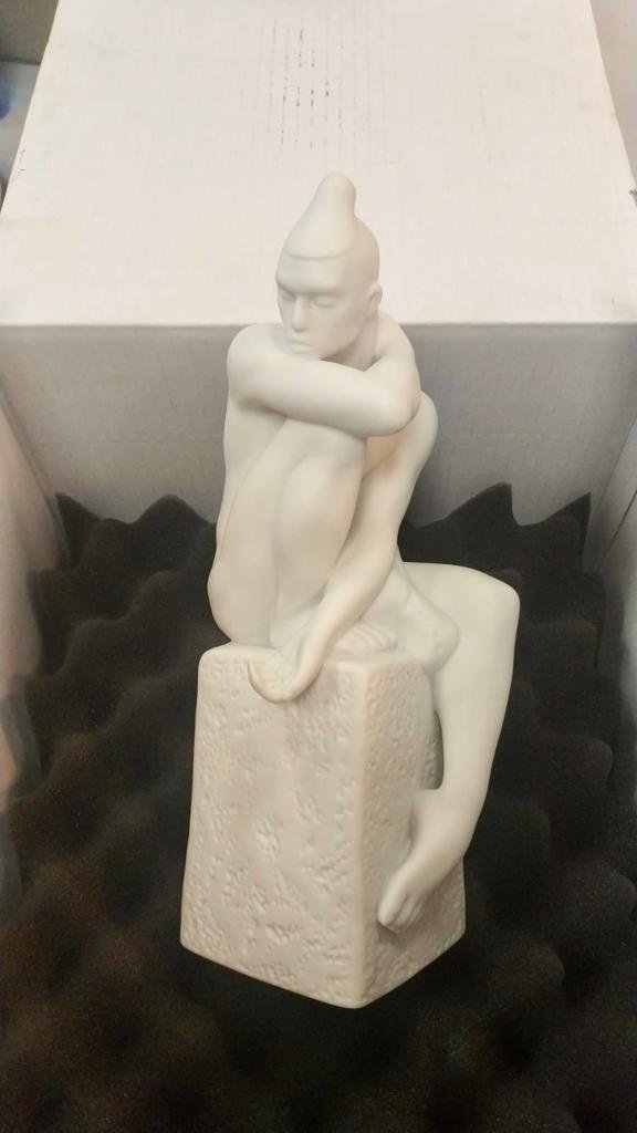 Фарфоровая статуэтка Дева (мужчина), фото со склада, портретный вид