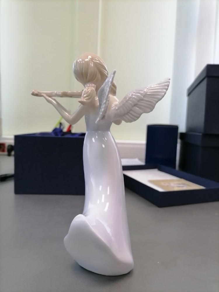Статуэтка из фарфора Девушка ангел со скрипкой Pavone JP-16 /4, фото со склада оборотная сторона