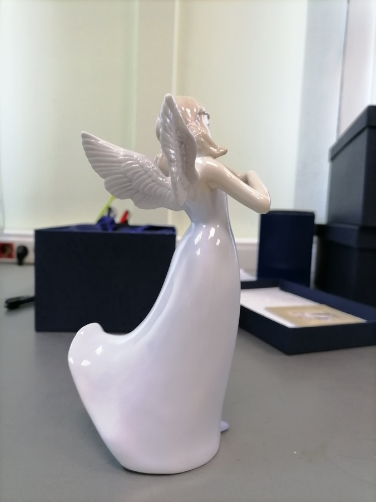 Статуэтка из фарфора Девушка ангел со скрипкой Pavone JP-16 /4, фото со склада вид со стороны