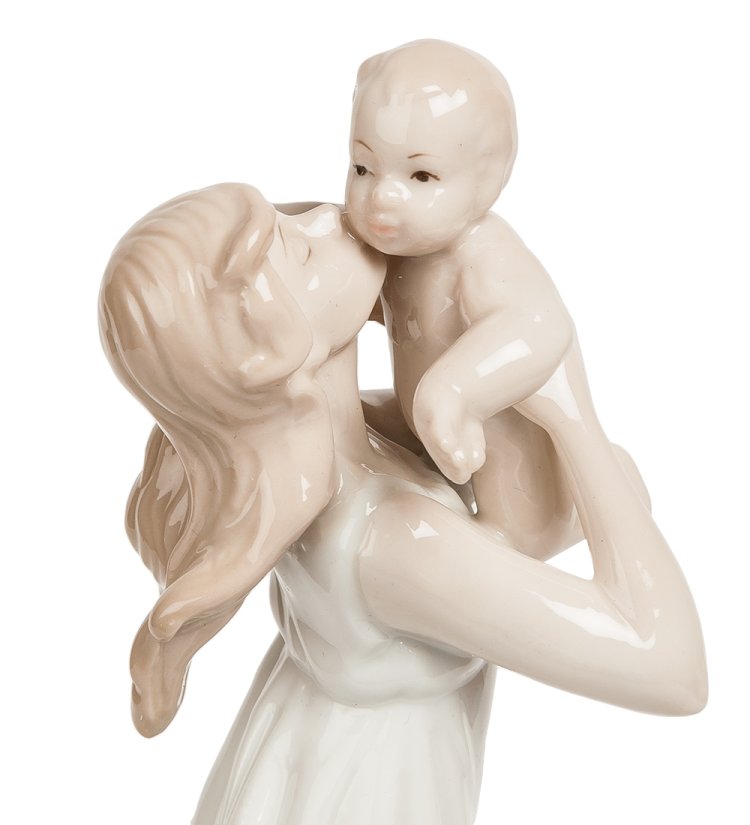 Статуэтка из фарфора Мать с целует младенца на руках Pavone JP-15/ 13, фотография крупным планом