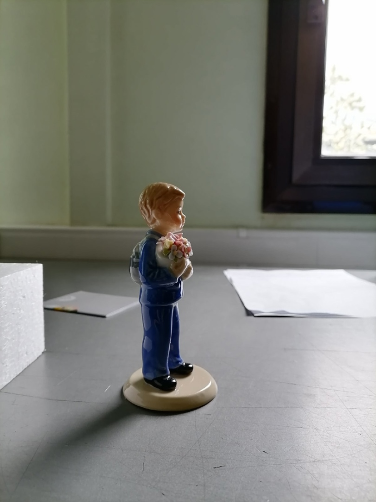 Статуэтка из фарфора Мальчик первоклассник Pavone CMS-58/ 3, фото со склада вид профиль