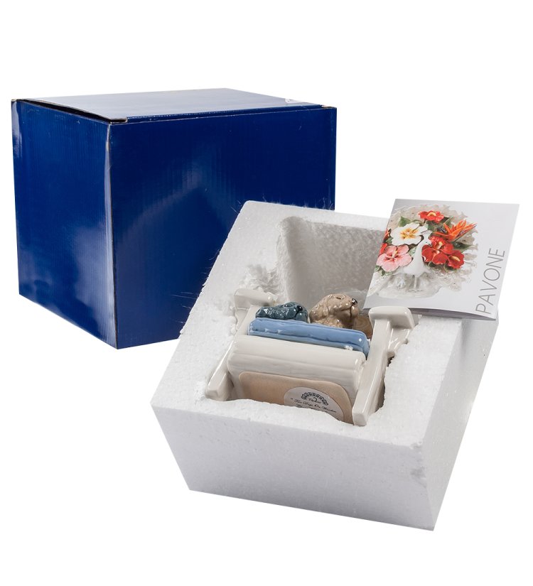 Фигурка из керамики Щенки на стуле Одни дома Pavone CMS-15/86, фотография в упаковке