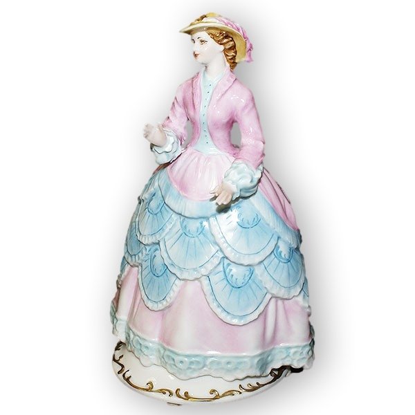 Статуэтка из фарфора Четыре сезона - зима