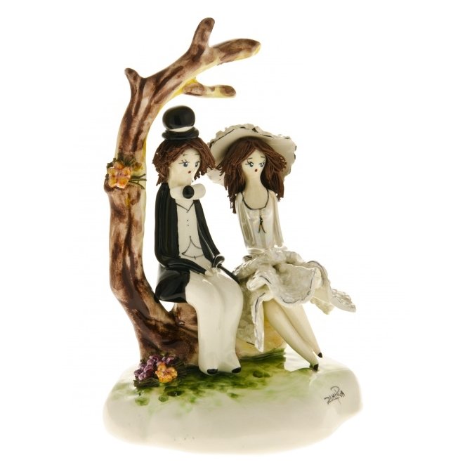 Статуэтка из фарфора Пара на под деревом