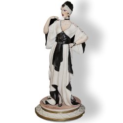 Фарфоровая статуэтка дама в черно-белом платье