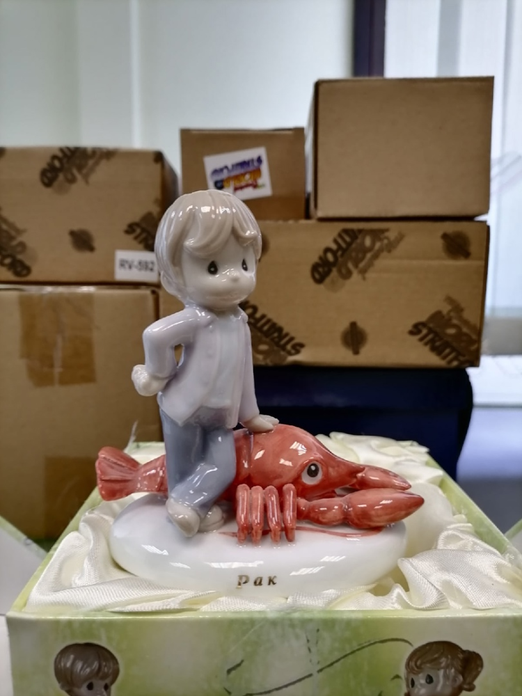 Статуэтка из фарфора Знак зодиака Рак Pavone JP-28/ 7, фото со склада портретный вид