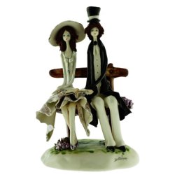 Статуэтка из фарфора Пара на скамейке с книгой