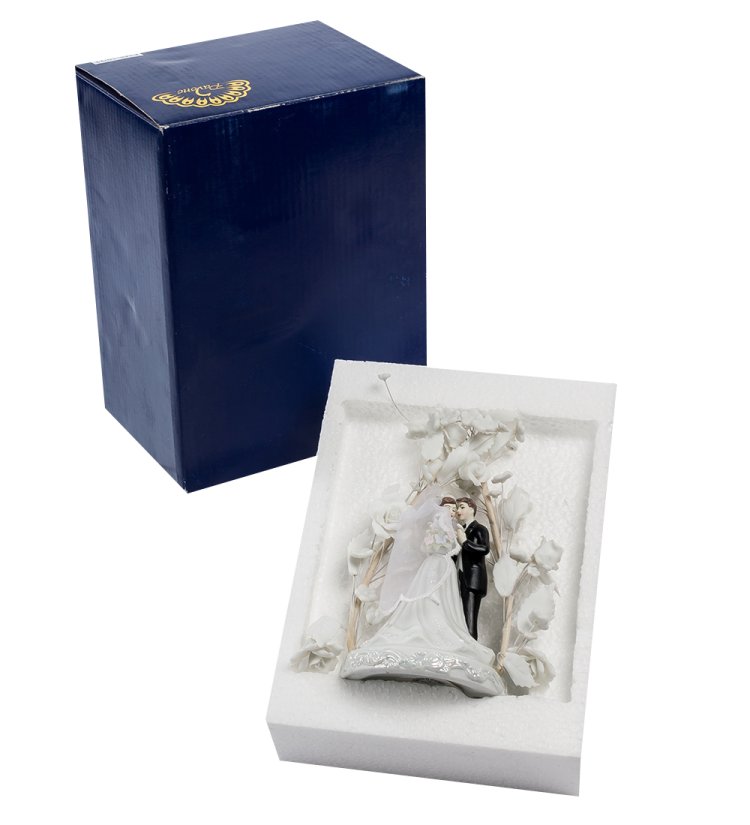 Статуэтка из бисквитного фарфора Молодожены в арке цветов Pavone CMS-10/22, фотография в упаковке