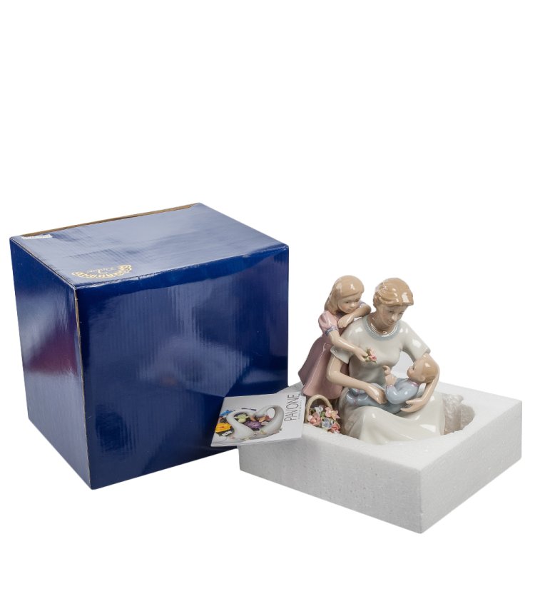 Музыкальная статуэтка из керамики Мама и дети с цветами Pavone CMS-27/24, фотография в упаковке